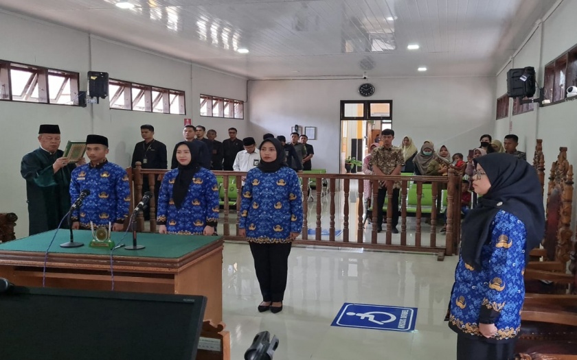 Pelantikan 4 orang CPNS Pengadilan Negeri Lubuk Sikaping